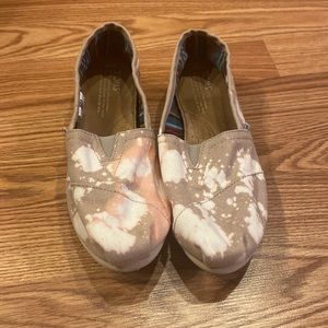 Toms tan and white flats 8.5